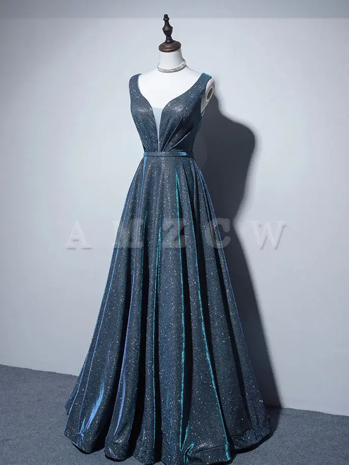 Vestido de fiesta largo azul satinado con escote en V y corte A de Amzcw. Vestidos formales azules. Vestido de fiesta en tienda.