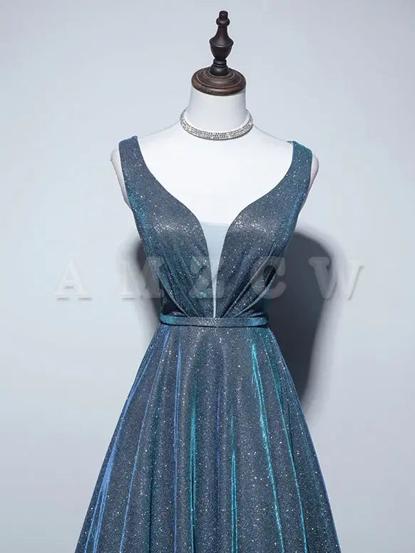 Vestido de fiesta largo azul satinado con escote en V y corte A de Amzcw. Vestidos formales azules. Vestido de fiesta en tienda.