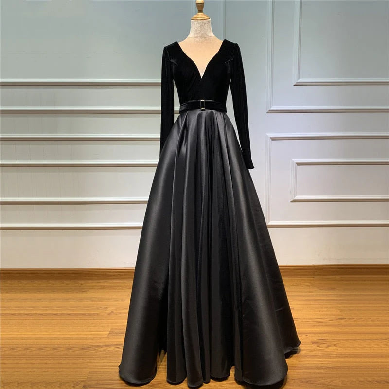 Vestido de noche de satén burdeos con escote en V profundo y abertura alta, corte A y manga larga