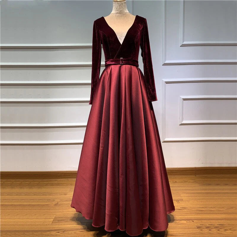Vestido de noche de satén burdeos con escote en V profundo y abertura alta, corte A y manga larga