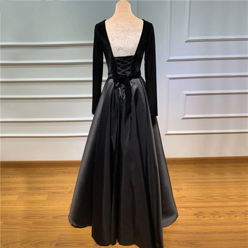 Vestido de noche de satén burdeos con escote en V profundo y abertura alta, corte A y manga larga