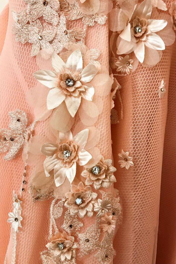 Vestidos de fiesta de corte A con escote en V en color rosa y apliques de encaje con aberturas.