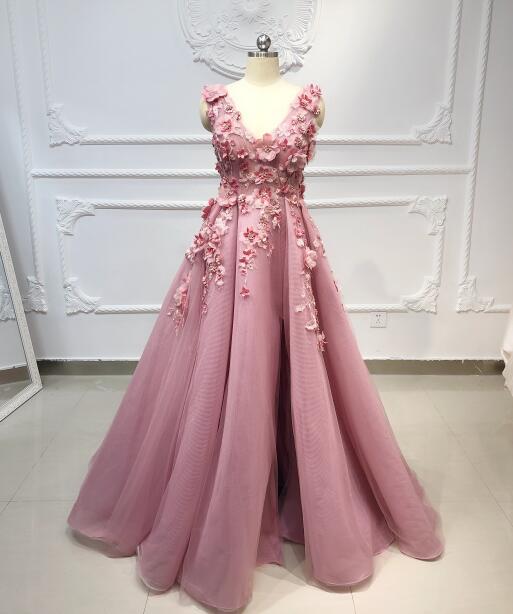 Vestidos de fiesta de corte A con escote en V en color rosa y apliques de encaje con aberturas.
