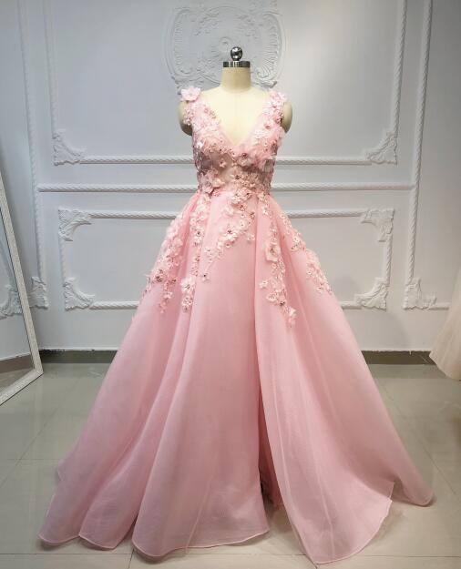 Vestidos de fiesta de corte A con escote en V en color rosa y apliques de encaje con aberturas.