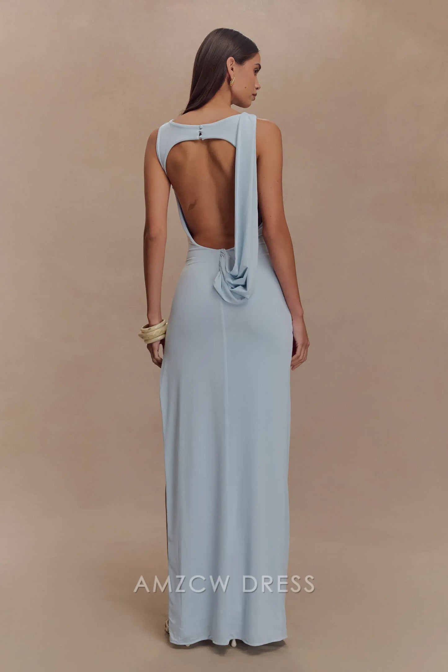 Elegante vestido largo asimétrico fruncido con espalda abierta y detalle drapeado de Amzcw: una opción audaz para eventos de moda.