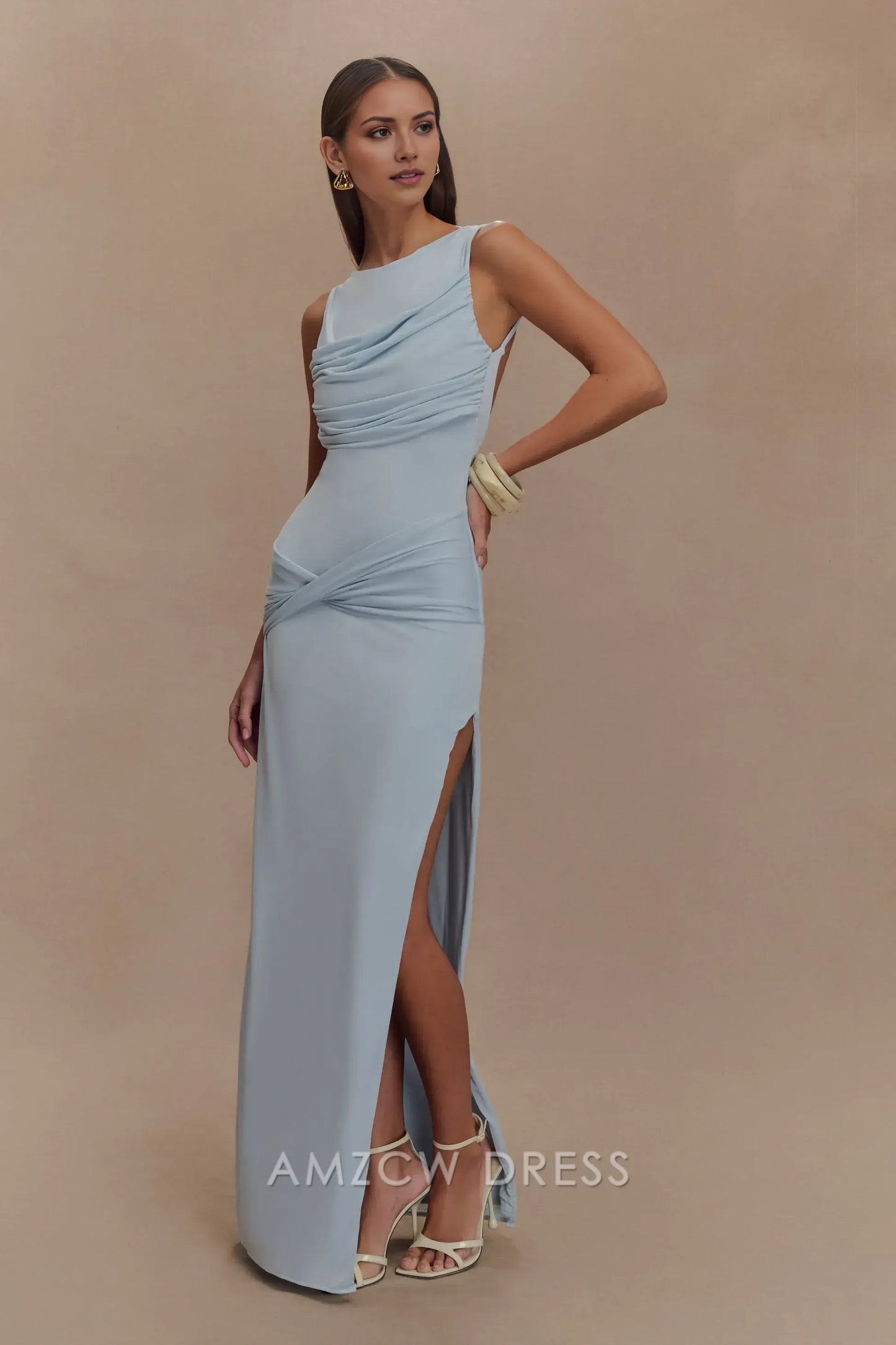 Elegante vestido largo asimétrico fruncido con espalda abierta y detalle drapeado de Amzcw: una opción audaz para eventos de moda.