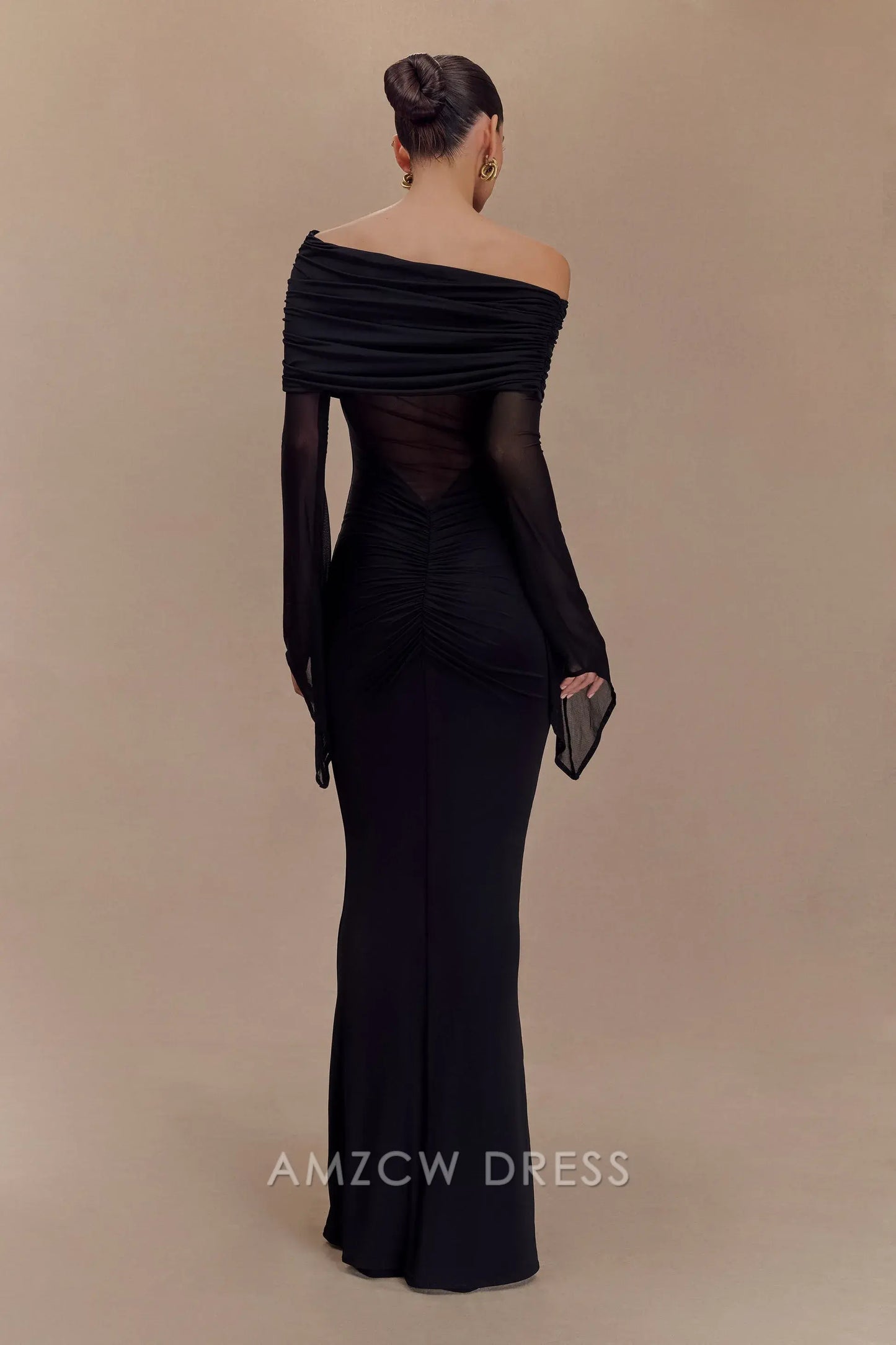Vestido de noche negro elegante y chic de Amzcw: hombros descubiertos, paneles transparentes y espalda fruncida. Para fiestas.