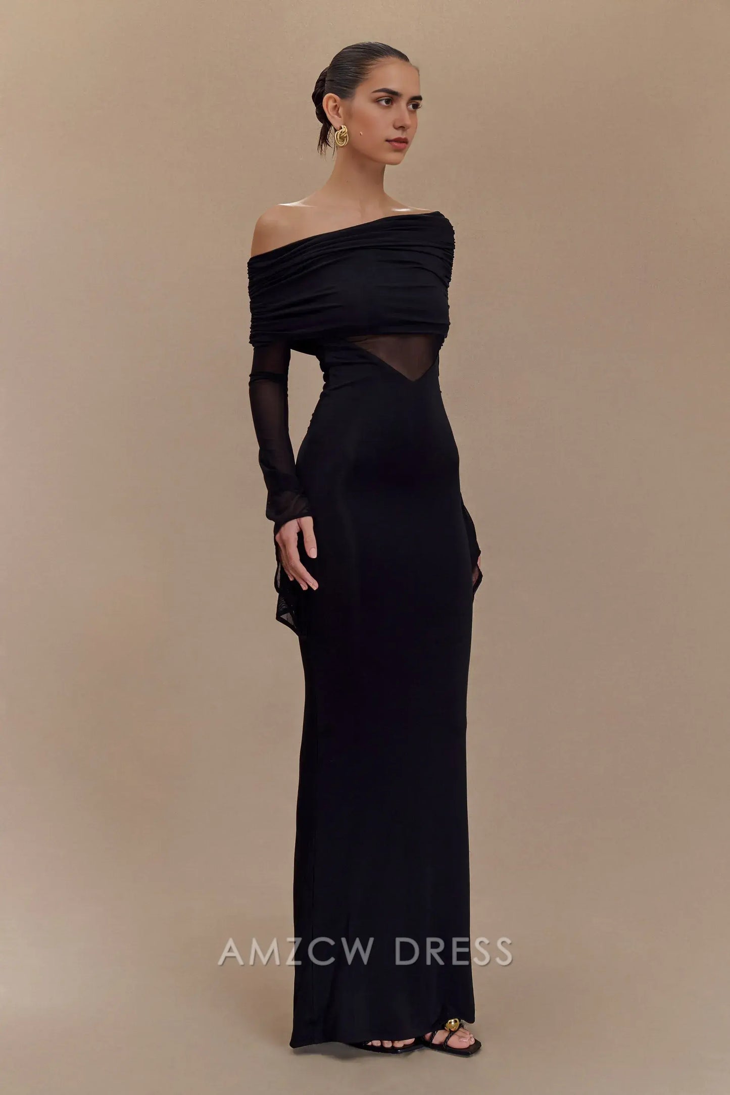 Vestido de noche negro elegante y chic de Amzcw: hombros descubiertos, paneles transparentes y espalda fruncida. Para fiestas.