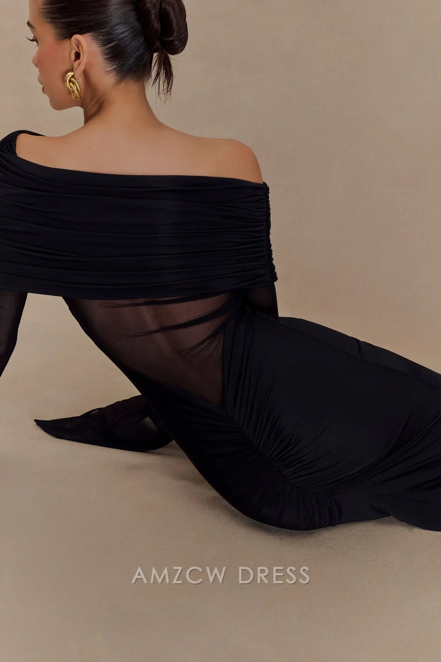 Vestido de noche negro elegante y chic de Amzcw: hombros descubiertos, paneles transparentes y espalda fruncida. Para fiestas.