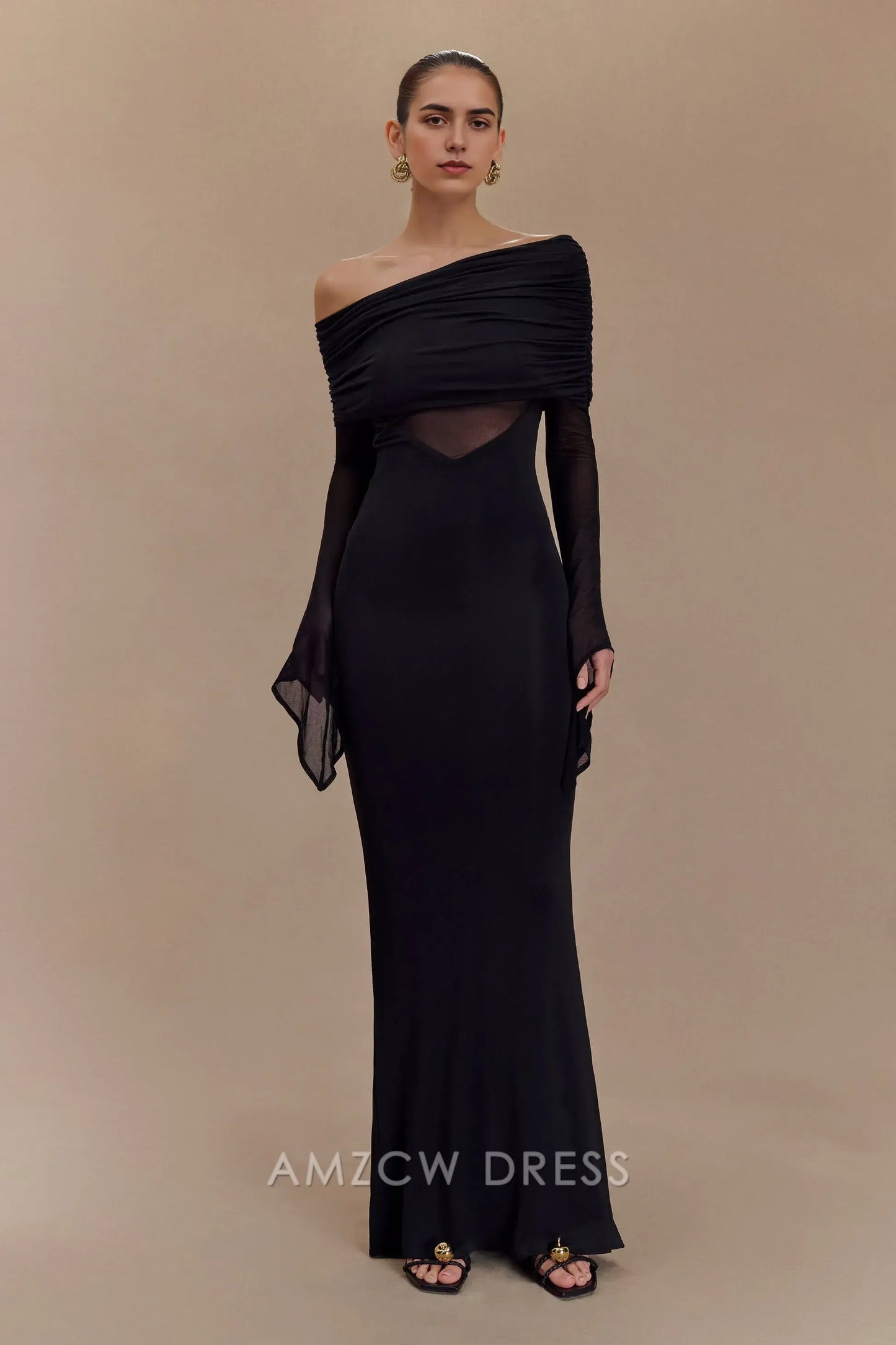 Vestido de noche negro elegante y chic de Amzcw: hombros descubiertos, paneles transparentes y espalda fruncida. Para fiestas.