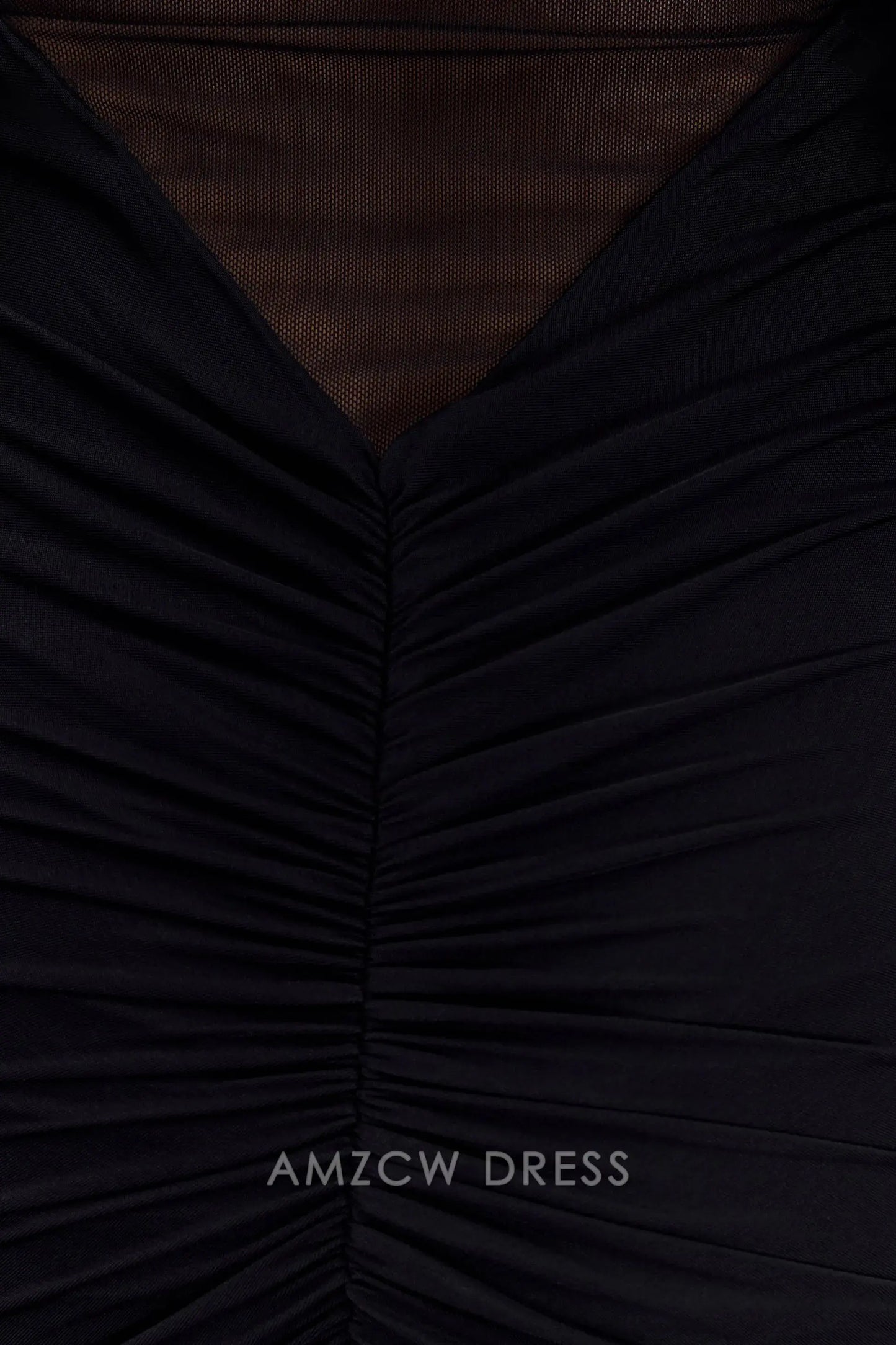 Vestido de noche negro elegante y chic de Amzcw: hombros descubiertos, paneles transparentes y espalda fruncida. Para fiestas.