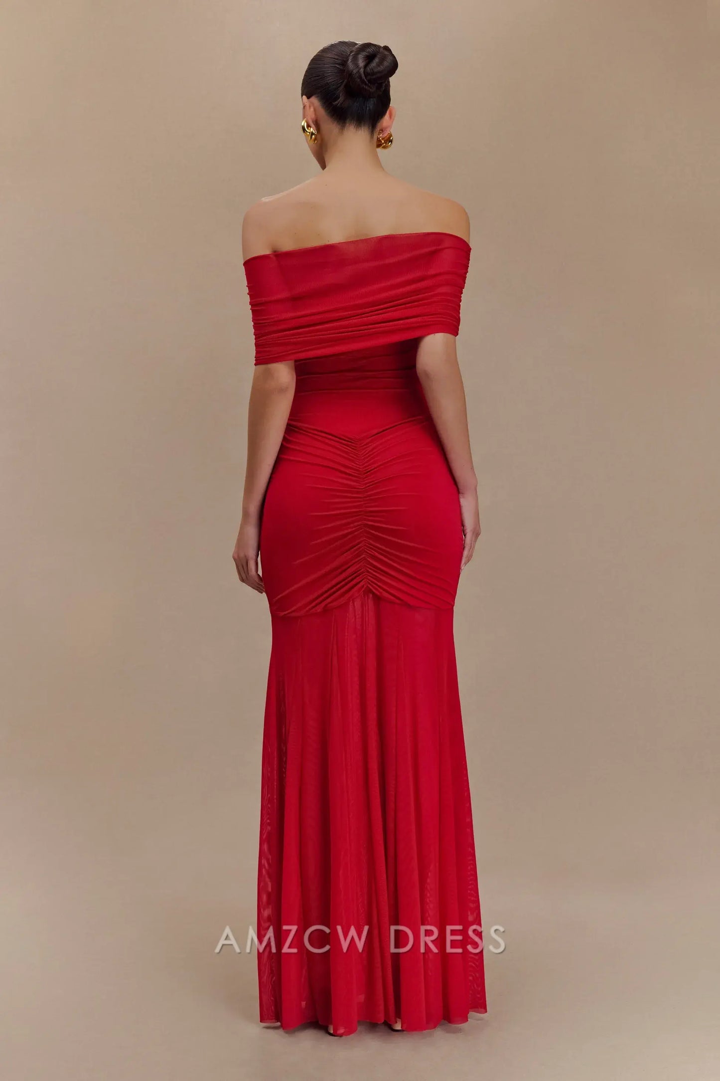 Vestido de noche rojo elegante y chic de Amzcw: hombros descubiertos, detalles fruncidos y corte sirena. Vestido de fiesta.