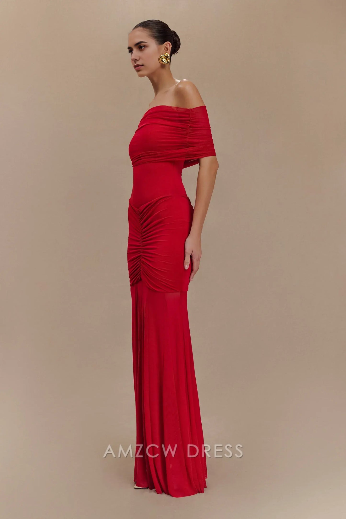 Vestido de noche rojo elegante y chic de Amzcw: hombros descubiertos, detalles fruncidos y corte sirena. Vestido de fiesta.