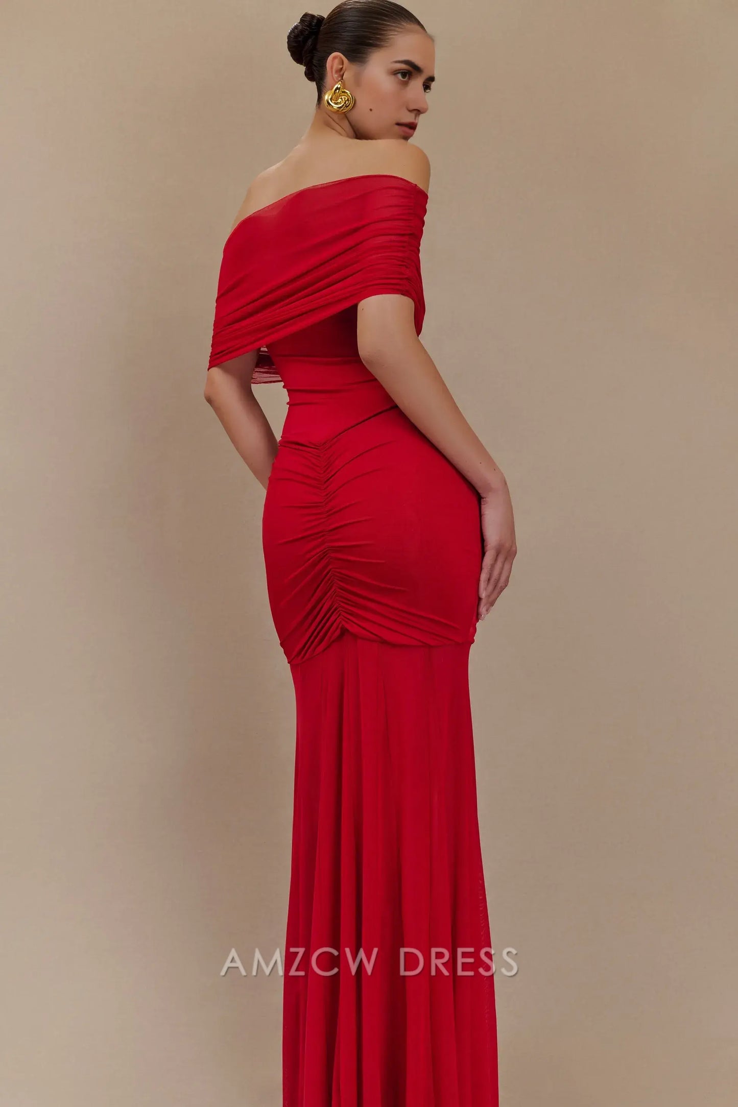 Vestido de noche rojo elegante y chic de Amzcw: hombros descubiertos, detalles fruncidos y corte sirena. Vestido de fiesta.