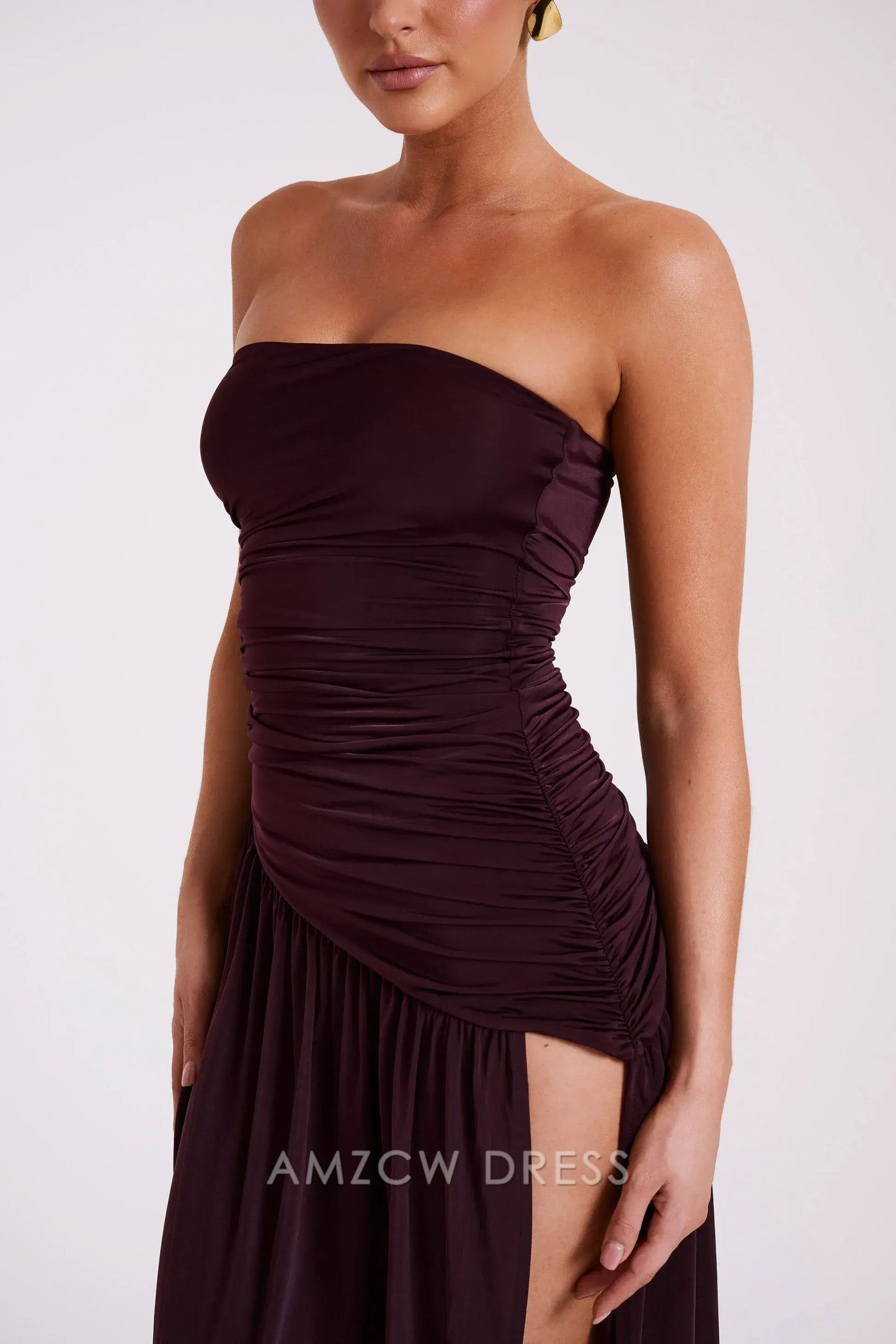 Elegante vestido largo sin tirantes Amzcw con diseño fruncido asimétrico y abertura alta para fiestas