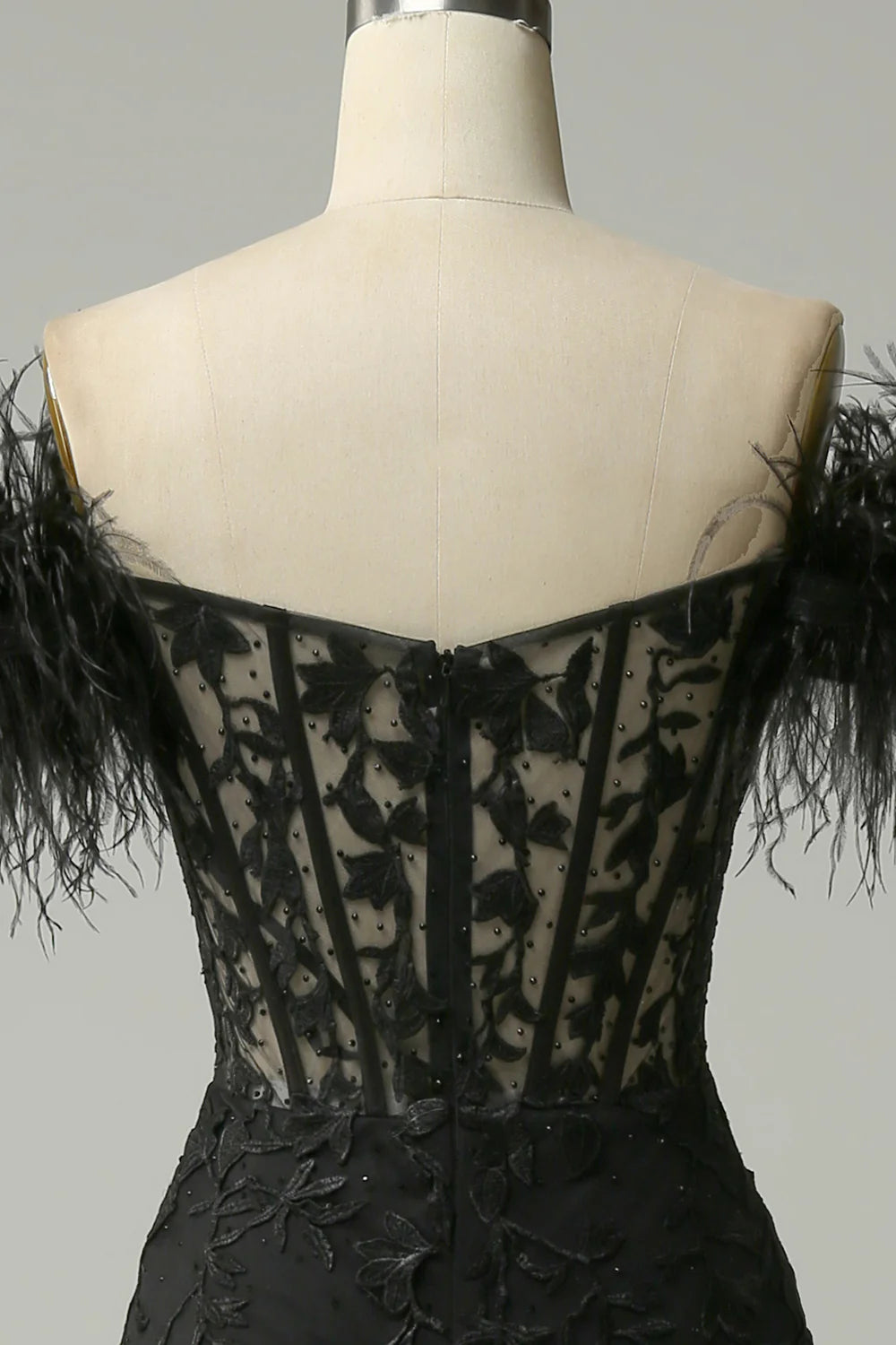 Vestido de fiesta de sirena negro con hombros descubiertos y plumas