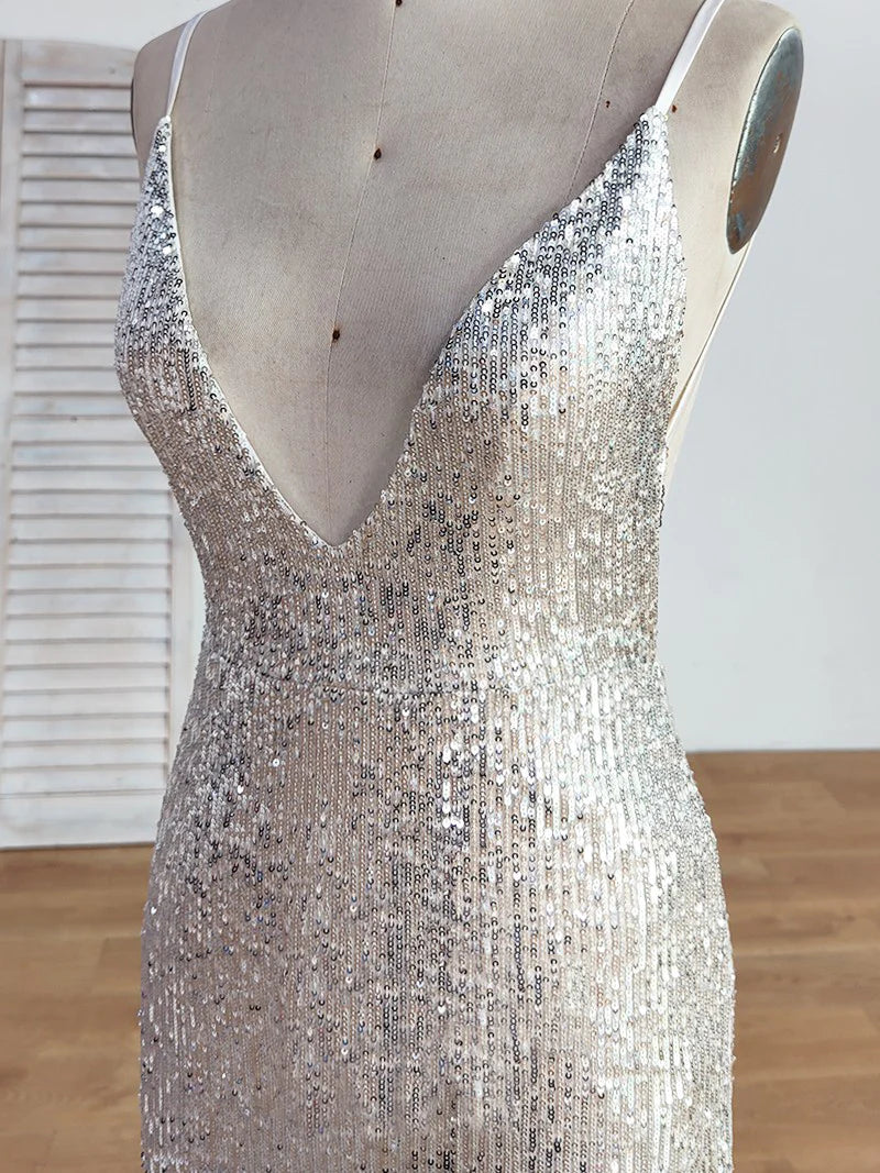 Vestidos de fiesta de sirena con escote en V, lentejuelas plateadas, tirantes finos y cola corta