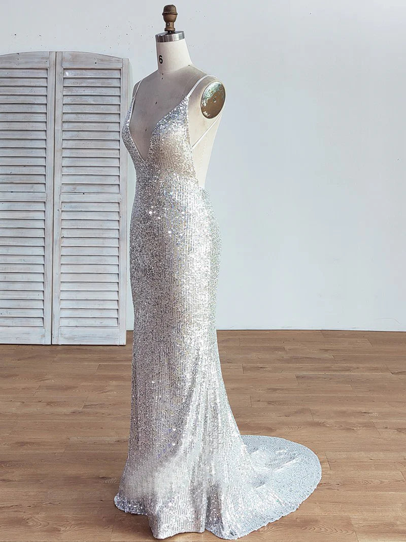 Vestidos de fiesta de sirena con escote en V, lentejuelas plateadas, tirantes finos y cola corta