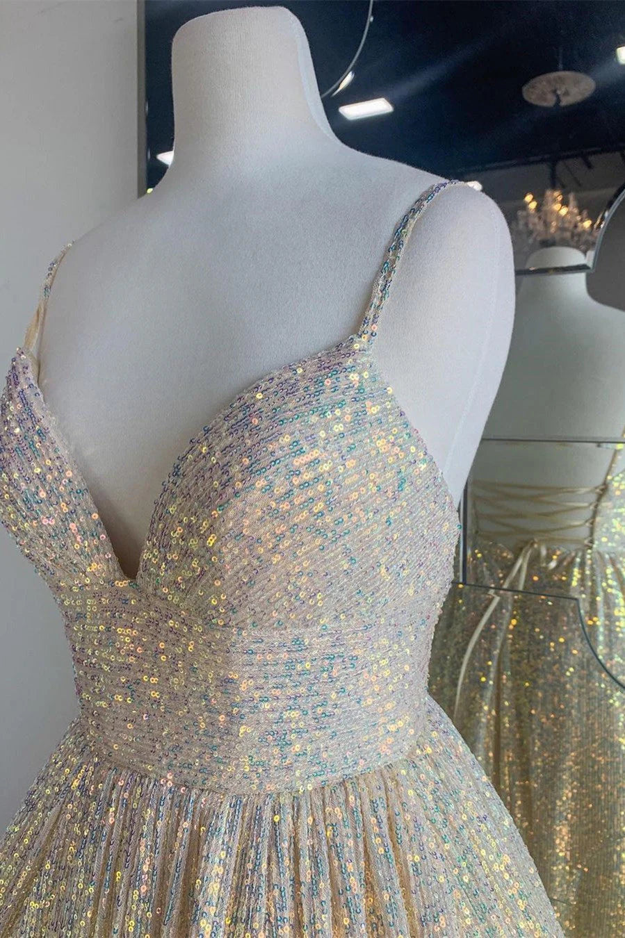 Vestido de fiesta largo con lentejuelas azul claro y escote en V para noche