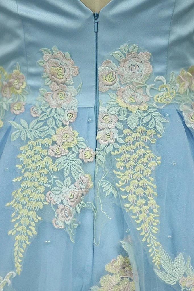 Vestido de fiesta con hombros descubiertos de tul y apliques