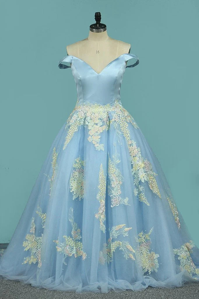 Vestido de fiesta con hombros descubiertos de tul y apliques