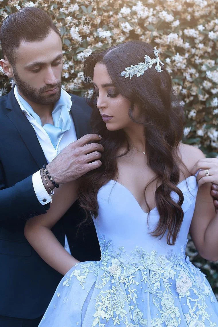 Vestido de fiesta con hombros descubiertos de tul y apliques