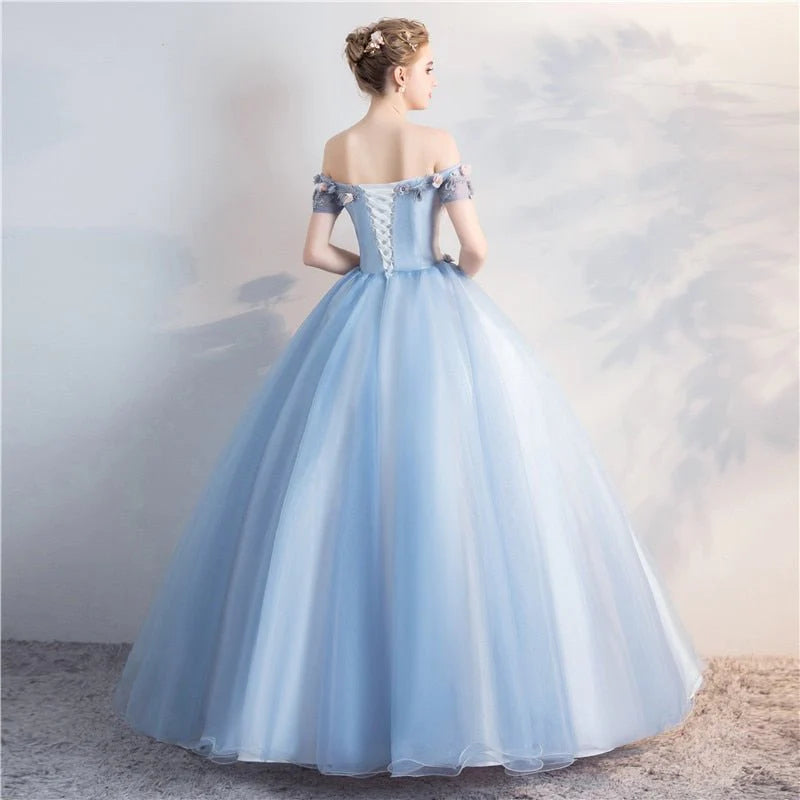 Vestido de quinceañera con hombros descubiertos, tul, encaje, escote corazón y apliques