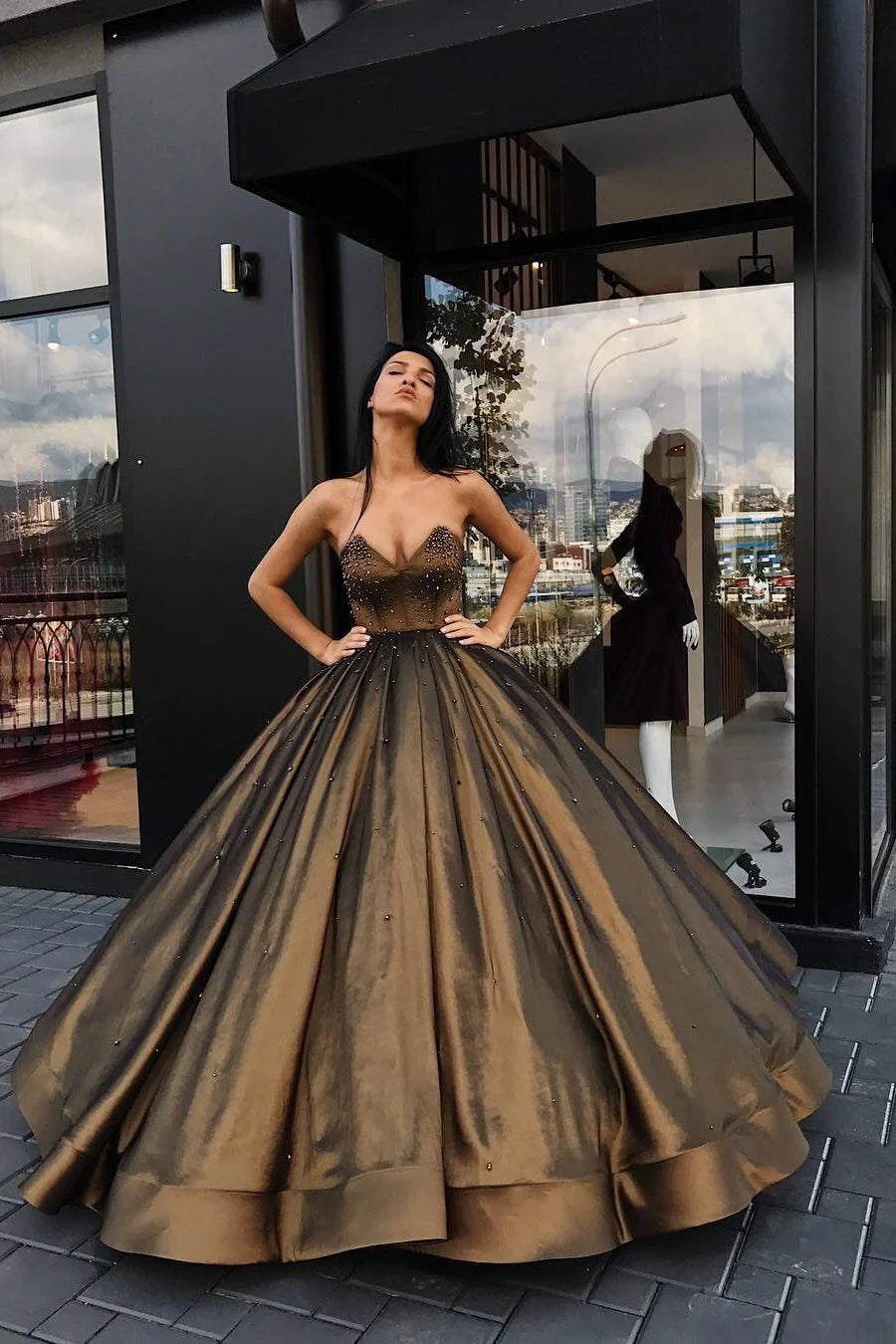 Vestidos de quinceañera marrones largos sin tirantes y sin mangas con escote corazón y cuentas