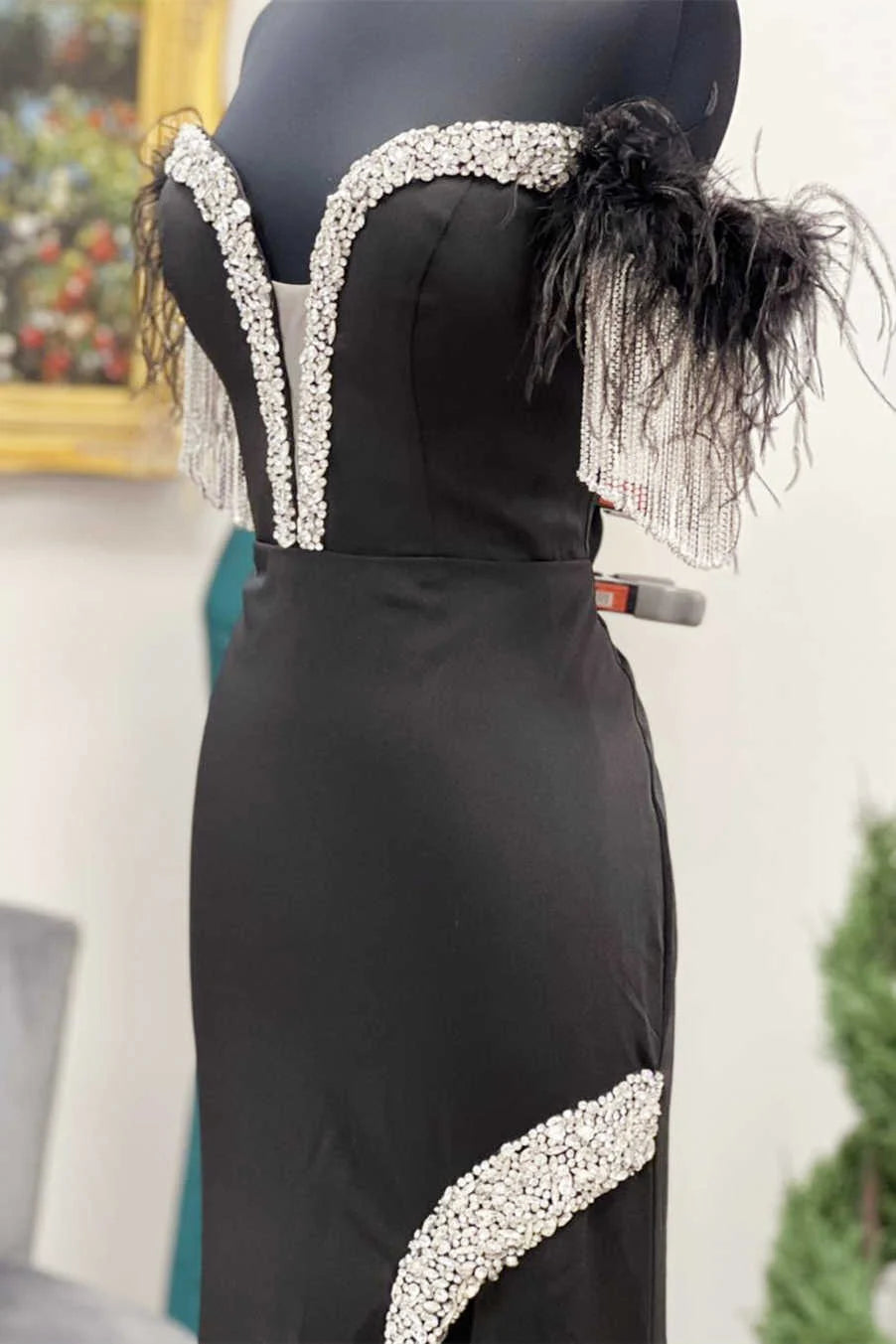 Vestido de fiesta largo de noche con escote sirena, hombros descubiertos, plumas y cuentas