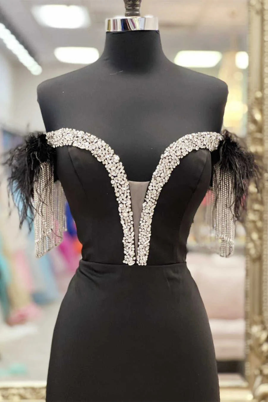Vestido de fiesta largo de noche con escote sirena, hombros descubiertos, plumas y cuentas