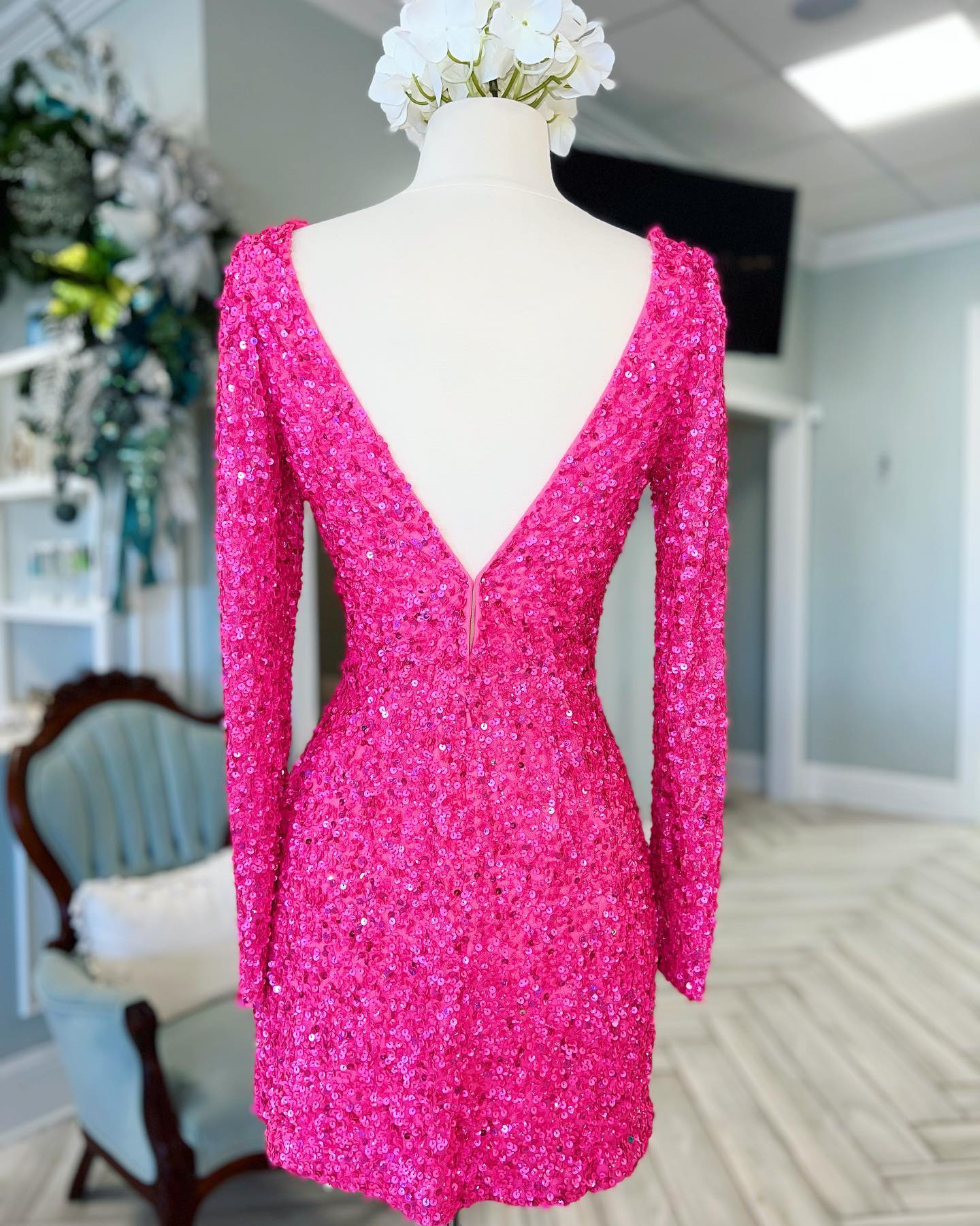 Vestido de fiesta ajustado con lentejuelas y escote en V y mangas largas
