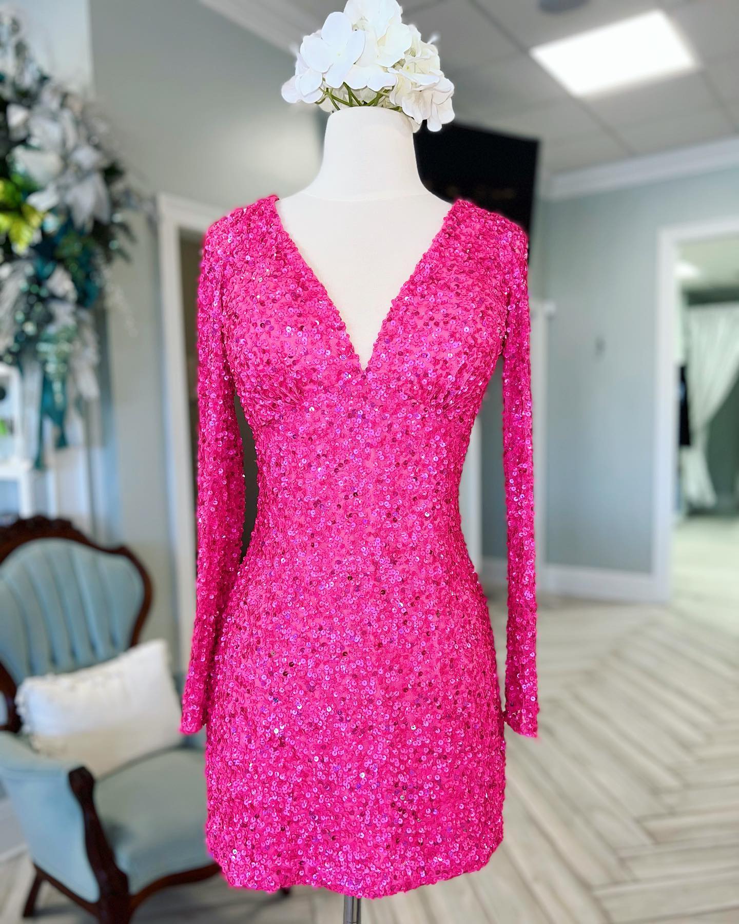 Vestido de fiesta ajustado con lentejuelas y escote en V y mangas largas
