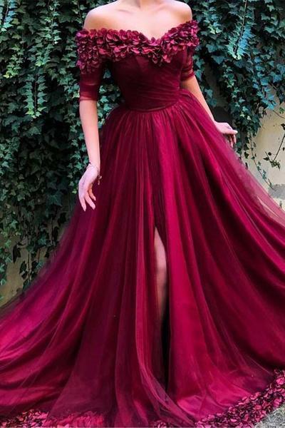 Vestido de fiesta largo color granate con hombros descubiertos y mangas cortas con abertura