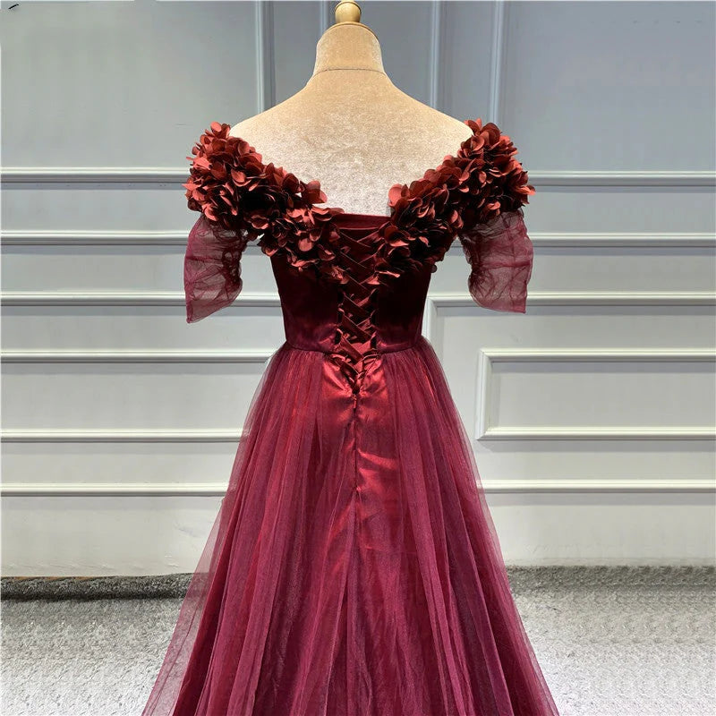Vestido de fiesta largo color granate con hombros descubiertos y mangas cortas con abertura