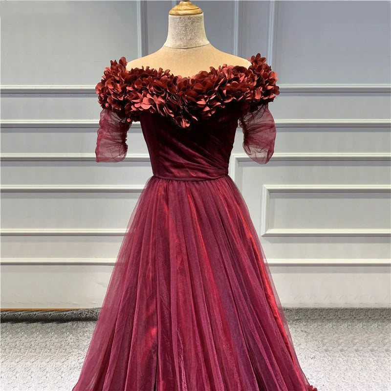 Vestido de fiesta largo color granate con hombros descubiertos y mangas cortas con abertura