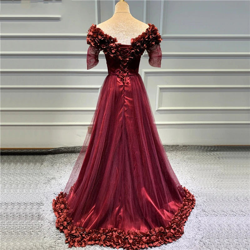 Vestido de fiesta largo color granate con hombros descubiertos y mangas cortas con abertura