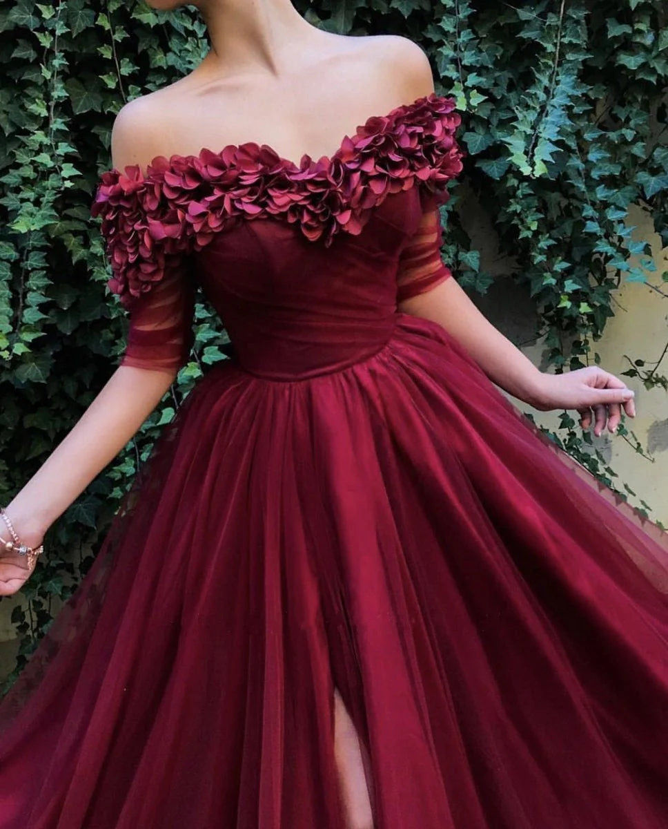 Vestido de fiesta largo color granate con hombros descubiertos y mangas cortas con abertura