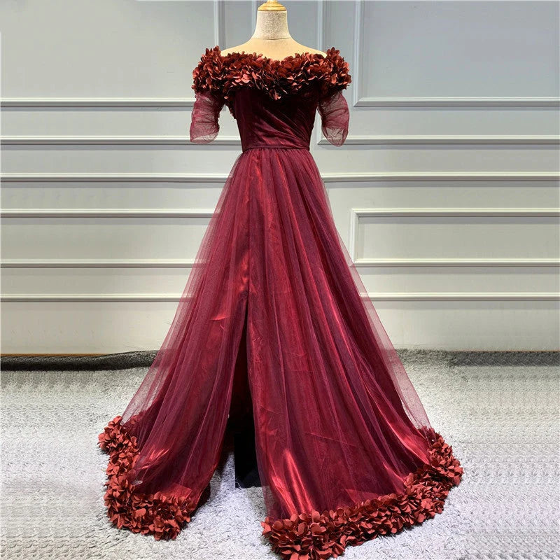 Vestido de fiesta largo color granate con hombros descubiertos y mangas cortas con abertura