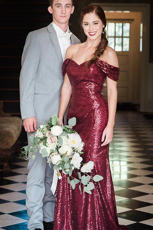 Vestidos de dama de honor modestos y económicos con escote tubo, hombros descubiertos y lentejuelas color burdeos