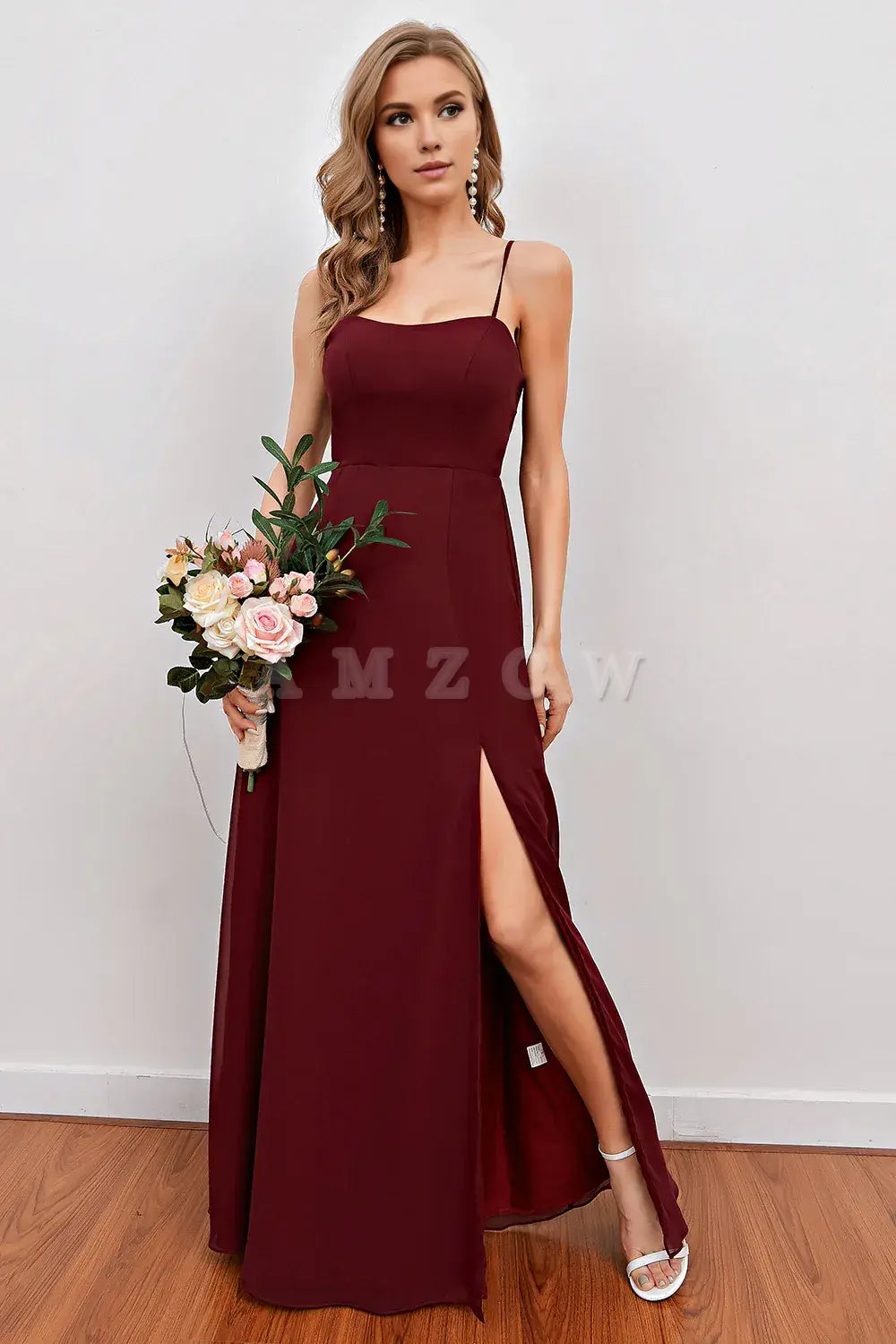 Vestido largo de dama de honor con tirantes finos color burdeos y abertura de Amzcw. Tiendas de vestidos de fiesta y vestidos de noche.