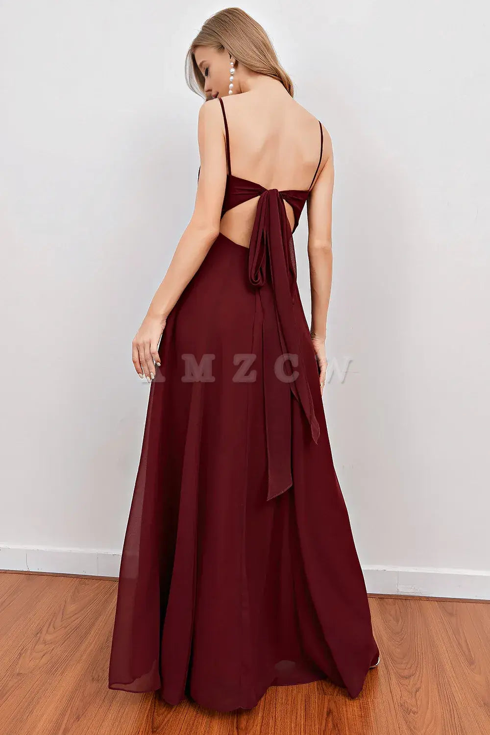 Vestido largo de dama de honor con tirantes finos color burdeos y abertura de Amzcw. Tiendas de vestidos de fiesta y vestidos de noche.