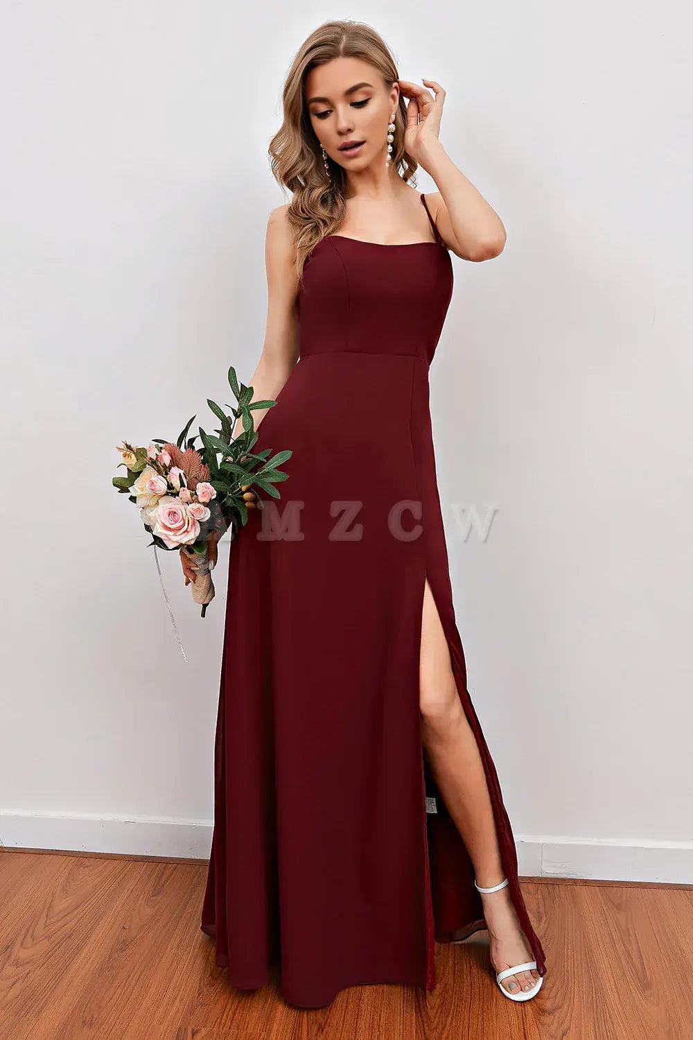 Vestido largo de dama de honor con tirantes finos color burdeos y abertura de Amzcw. Tiendas de vestidos de fiesta y vestidos de noche.
