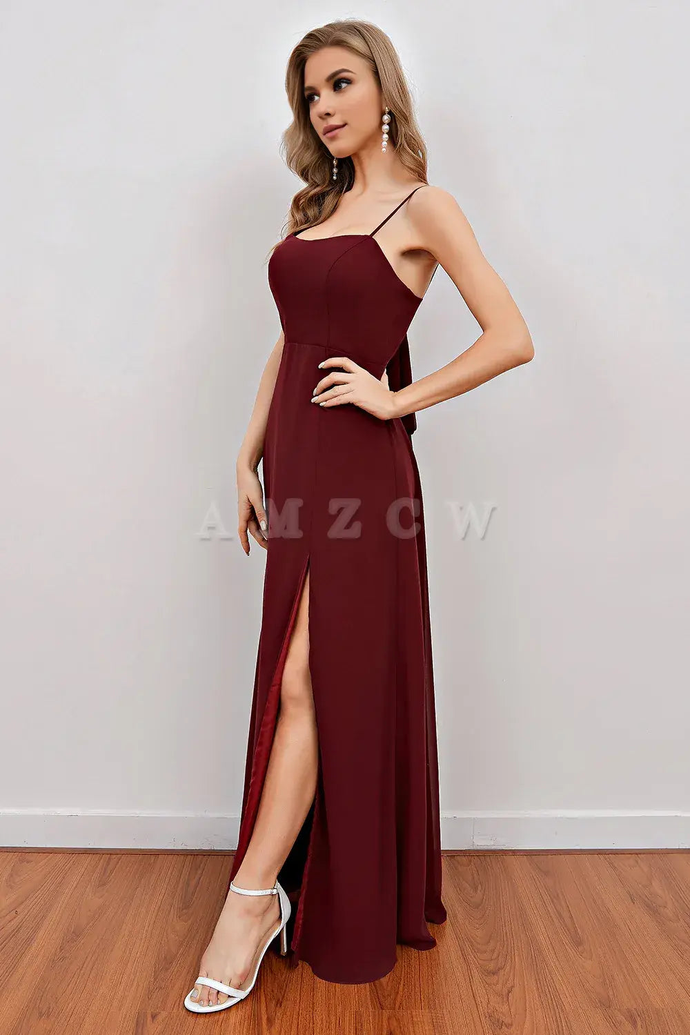 Vestido largo de dama de honor con tirantes finos color burdeos y abertura de Amzcw. Tiendas de vestidos de fiesta y vestidos de noche.
