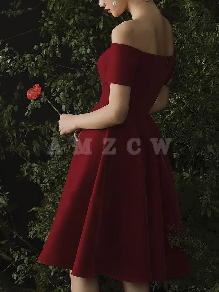 Amzcw Burgundowa krótka sukienka na studniówkę z dekoltem w serduszko Burgundowa sukienka na studniówkę w sklepie