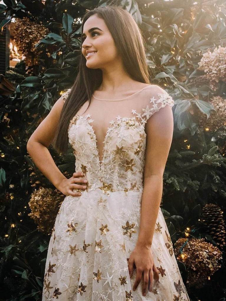 Vestidos de fiesta largos de encaje con mangas cortas y corte A con estrellas doradas.