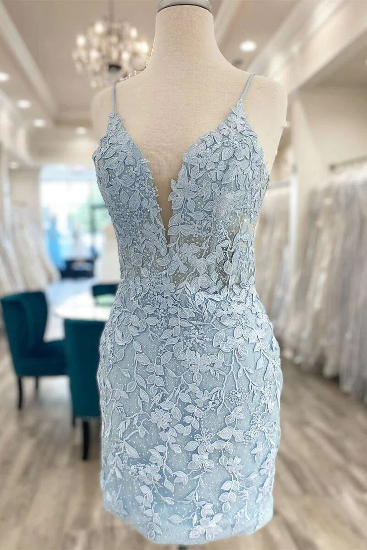 Vestido de cóctel corto con tirantes finos y apliques para el regreso a casa