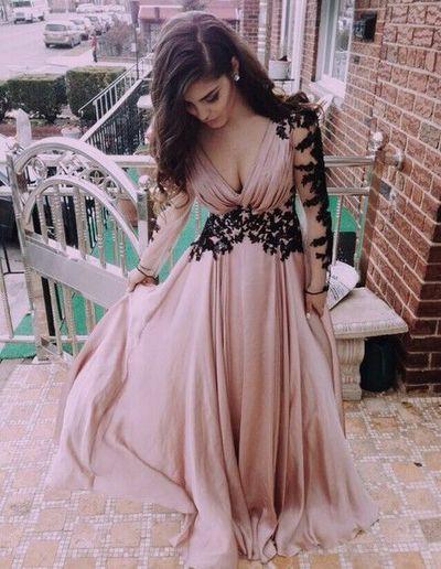 Vestido de fiesta de gasa negra y rosa con cuello en V y mangas largas con apliques