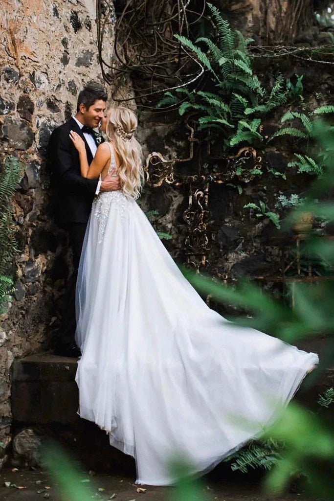 Vestidos de novia largos de tul con escote en V, ilusión de cuentas y espalda descubierta