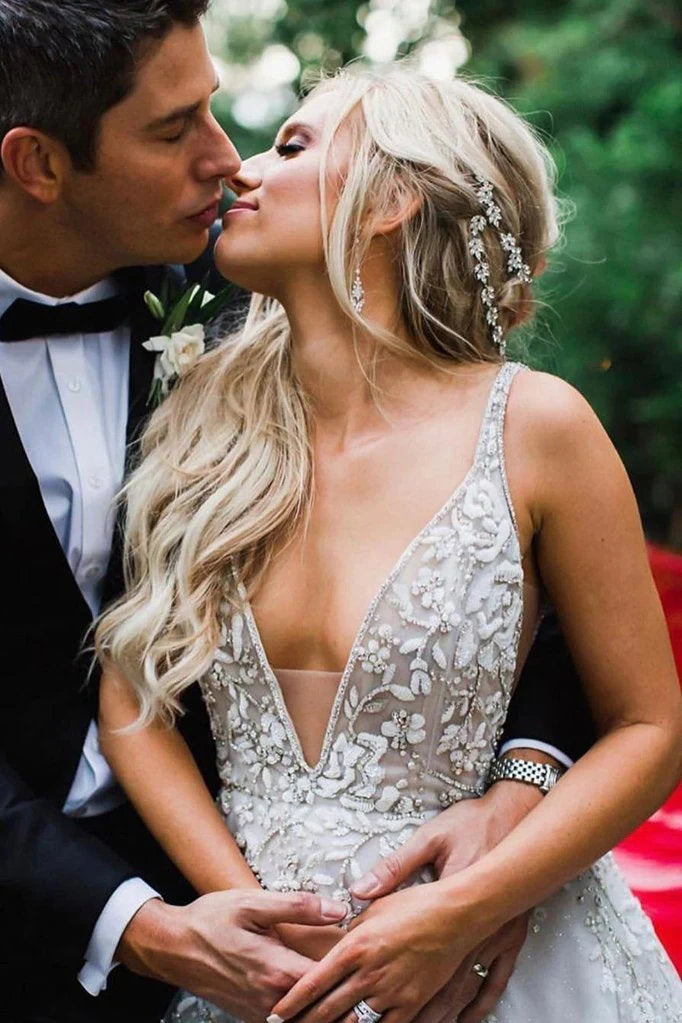 Vestidos de novia largos de tul con escote en V, ilusión de cuentas y espalda descubierta