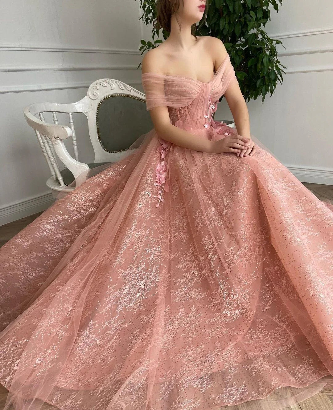 Vestido de noche de fiesta sin mangas con escote en forma de corazón, tul rosa y hombros descubiertos con flores 3D
